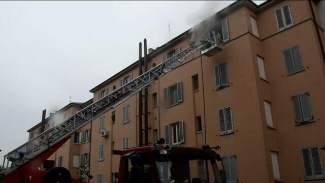 Appartamento in fiamme: 77enne muore lanciandosi dalla finestra
