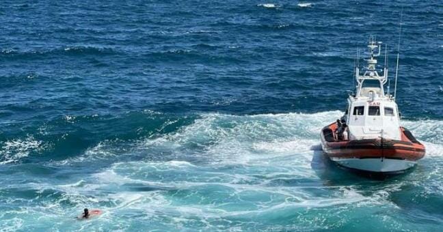 Due giovani travolti da un’onda mentre sono sugli scogli, salvati in mare dalla Guardia Costiera