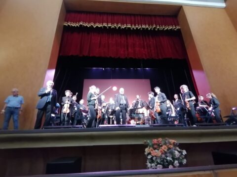 L’orchestra dei quartieri spagnoli al Teatro Bracco approfondimento di Mino Cucciniello