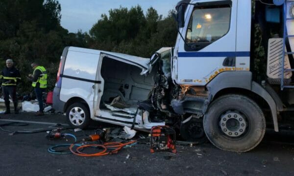 Drammatico frontale tra camion e furgoncino:morti sul colpo i due conducenti