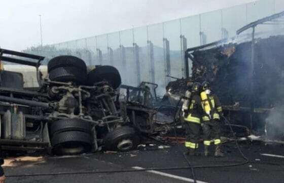 Tragedia in autostrada:grave incidente tra due mezzi pesanti,un camper e un’auto:2 morti e due persone che lottano tra la vita e la morte