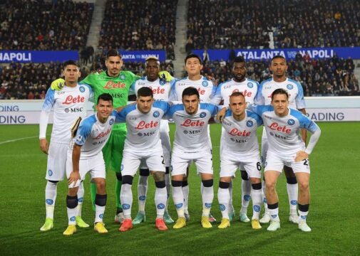 La capolista se ne va:il Napoli batte l’Atalanta e i cori razzisti 2-1