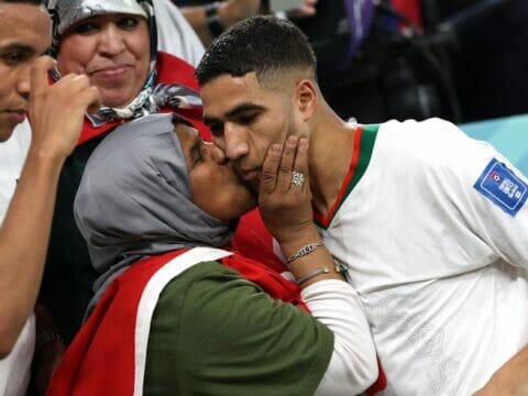 Marocco ai quarti di finale, Hakimi post partita corre a baciare la madre:”Eravamo poveri,io oggi combatto per lei”