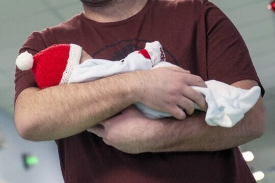 Storia a lieto fine,neonato in arresto cardiaco riesce ad arrivare in tempo in ospedale scortato dai carabinieri:dopo il massaggio cardiaco il suo cuore riprende a battere, è salvo