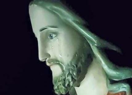 Lacrime sulla statua di Gesù: i fedeli gridano al miracolo, ma dal web qualche dubbio. La Curia esamina il caso