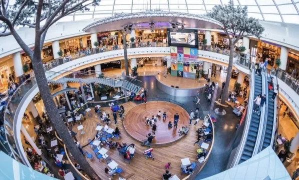 Tragedia al centro commerciale,donna colpita da un malore fulminante muore mentre faceva shopping
