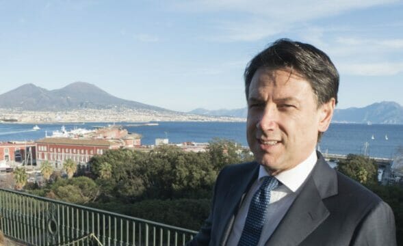 Reddito di cittadinanza,per Conte bagno di folla a Napoli:“Una follia abbandonare indigenti”