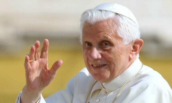 “Benedetto XVI rifiuta l’ospedale pur restando grave”:clamorosa indiscrezione della Germania