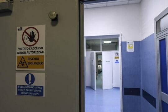 Extracomunitario aggredisce tre guardie giurate con l’acido muriatico mentre cercava di entrare in ospedale senza autorizzazione:il racconto