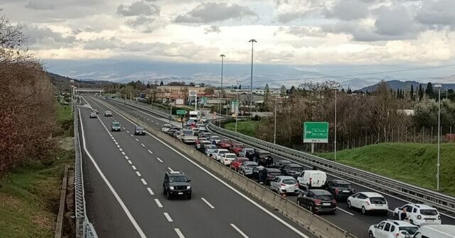 Ultim’ora,violenti scontri tra tifosi di Napoli e Roma: autostrada bloccata