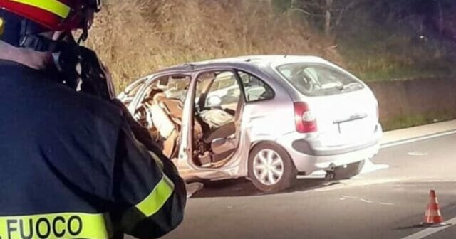 Tragico frontale con impatto violentissimo:il bilancio è di due morti e due ragazze ferite