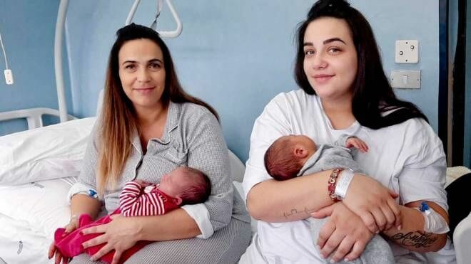 Mamma e figlia partoriscono a 24 ore di distanza:doppio fiocco e tanta emozione in ospedale