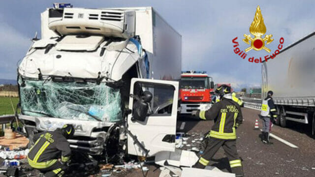 Gravissimo incidente in A4 tra diversi camion: il bilancio è di una vittima e tre feriti gravi
