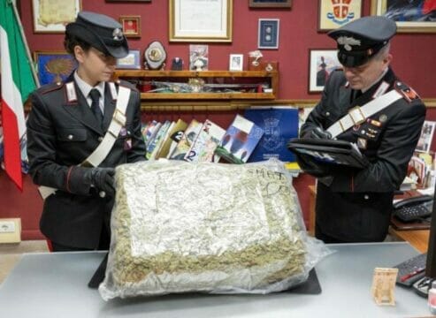 Ordina dalla Spagna delle statuine per il presepe e arrivano a casa 10 kg di marijuana