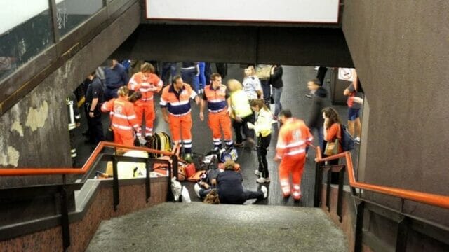 Tragedia per strada,30enne arriva fino alla fermata della metropolitana poi si accascia sulle scale e muore
