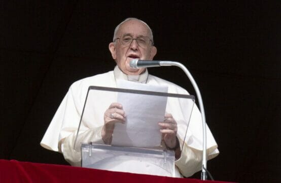 Papa Francesco durante l’Angelus:”Non attaccarsi a ruoli e persone,ogni tanto bisogna farsi da parte”
