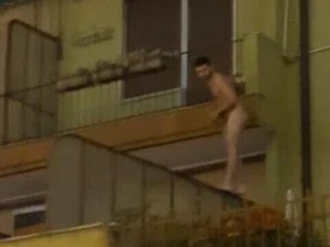 Curiosità e paura in strada:uomo completamente nudo scala un intero condominio passando attraverso grate e terrazze