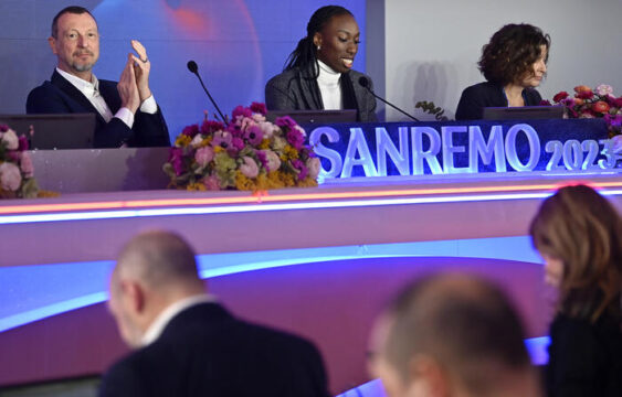 Paola Egonu risponde a Matteo Salvini alla conferenza stampa del Festival di Sanremo: “L’Italia è un paese razzista, anche se sta migliorando.