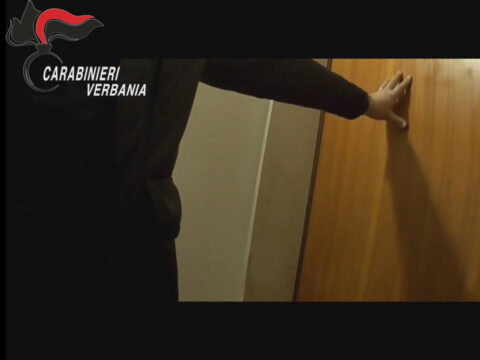 Padre, sequestra e picchia la figlia perché non accetta la sua relazione