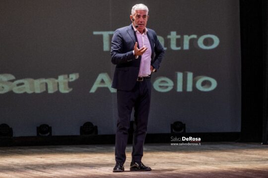 Standing ovation per l’one-man-show Biagio Izzo al Cineteatro Sant’Aniello di Castel Volturno