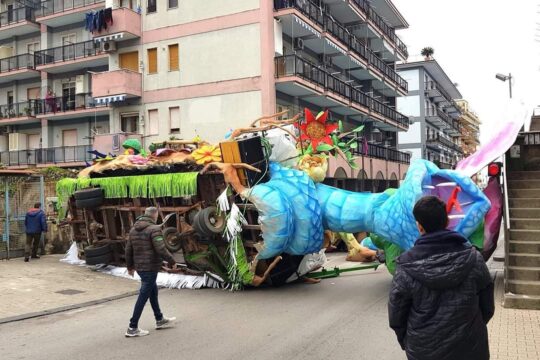 Carro allegorico si ribalta durante sfilata di carnevale: la festa diventa un momento di paura
