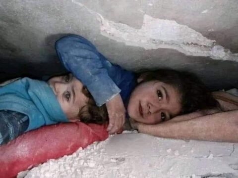 Due fratellini salvati dalle macerie in Siria: la sorella maggiore lo ha protetto