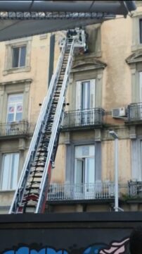 Ultim’ora,scoppia incendio in un appartamento: i vigili del fuoco lavorano per trarre in salvo coppia di anziani