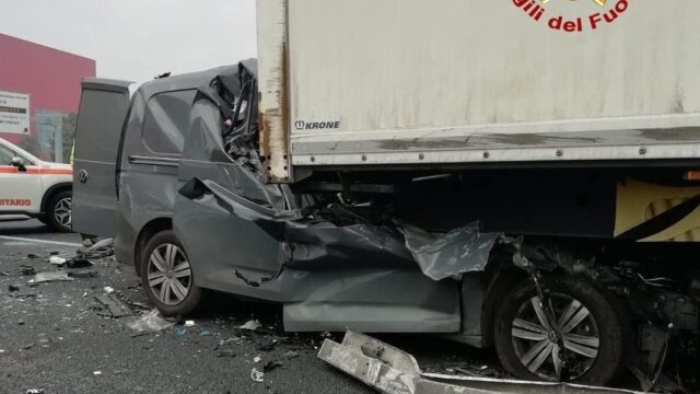 Dramma in autostrada,auto rimane schiacciata sotto tir: una donna morta
