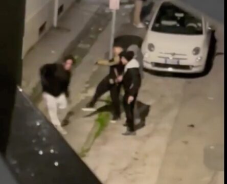 Accerchiato da 6 persone viene picchiato e minacciato con pistole: “ti sparo un testa”