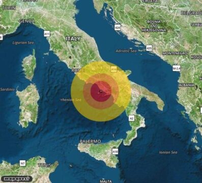Ultim’ora, forte scossa di terremoto a Napoli intorno alle 19:40: paura tra la gente