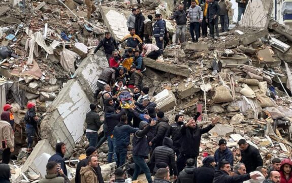 Terremoto di magnitudo 7.8 colpisce Turchia e Siria: bilancio provvisorio di 912 morti
