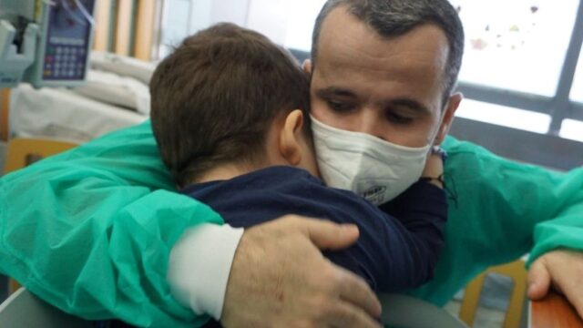 È stato dimesso il bambino di 5 anni che ha ricevuto il polmone dal papà: un abbraccio strappalacrime