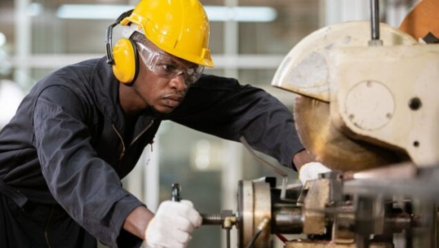 Allarme industrie,non si trovano più lavoratori, le imprese al governo: “Servono i migranti da impiegare”