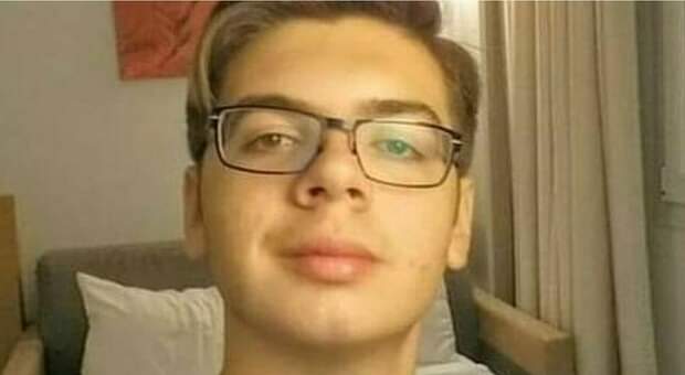 Saverio ,23enne, morto nella pizzeria di famiglia: aveva accusato un malore improvviso
