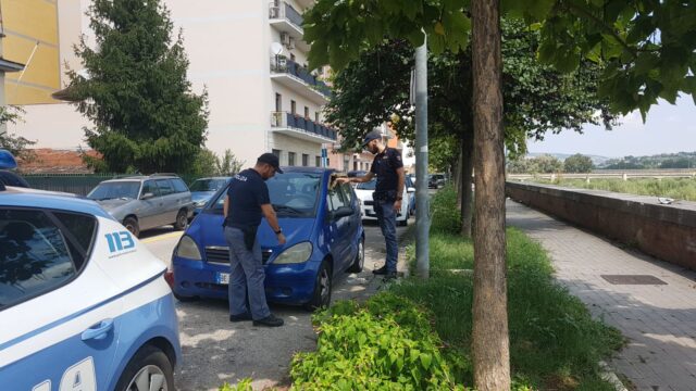 60enne tenta il suicidio lanciandosi dalla finestra: salvata dagli agenti di polizia che l’hanno afferrata al volo