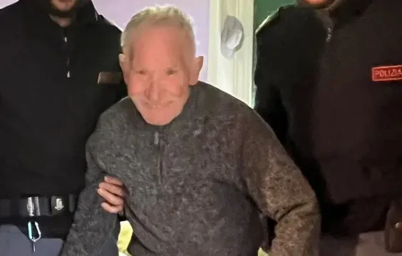 Solo e allettato, anziano di 84 anni aiutato da due poliziotti