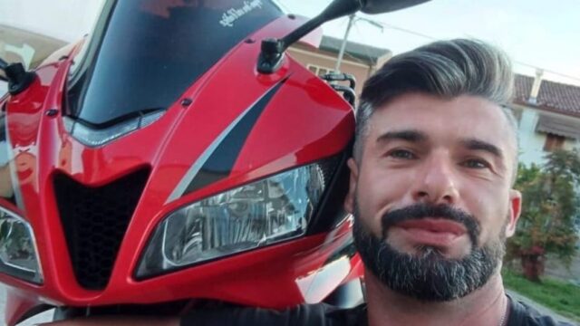 Incidente mortale in moto,Francesco muore a 44 anni: lascia la compagna e un figlio 20enne
