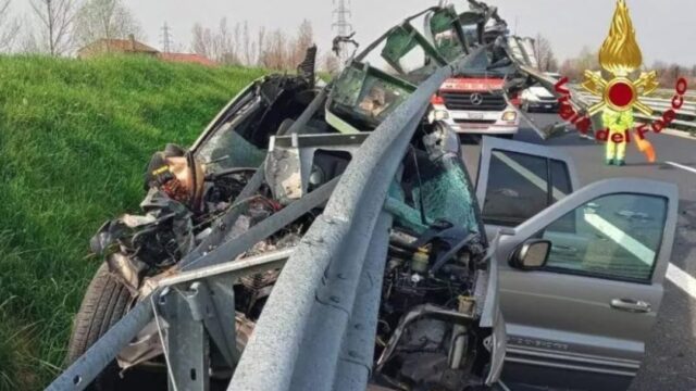 Spaventoso incidente stradale,auto distrutta dopo lo schianto contro il guardrail: automobilista illeso