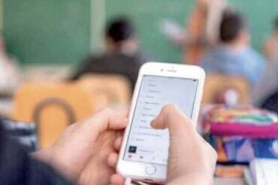 Insegnante sequestra telefonino in classe ad alunno e il padre lo denuncia: “Non ho potuto sentire mio figlio”