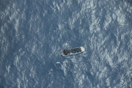 Ultim’ora,ancora un naufragio nel Mediterraneo: circa 30 persone disperse