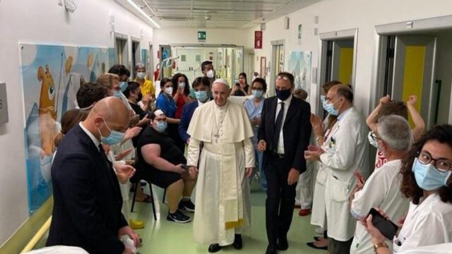 Papa Francesco porta le uova di cioccolato ai bambini del reparto di Oncologia del Gemelli di Roma: sorrisi e tenerezza in reparto