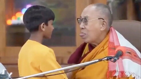 Il Dalai Lama chiede scusa dopo aver chiesto ad un bambino di “succhiargli la lingua”
