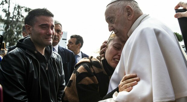Papa Francesco abbraccia la mamma della piccola Angelica venuta a mancare nella notte: “l’ha conosciuta”