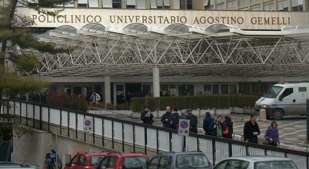 Choc al Policlinico, donna si suicida lanciandosi dal decimo piano