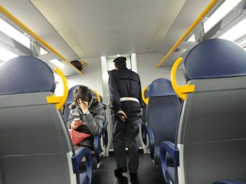Ragazza 21enne violentata sul treno: arrestato l’uomo