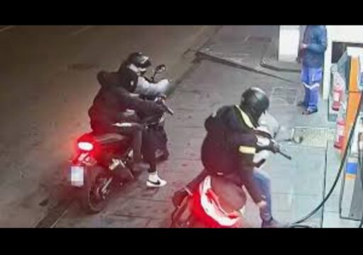 Rapina a mano armata, ingegnere rifiuta di lasciare il suo scooter: ferito  gravemente alle gambe con due colpi di pistola