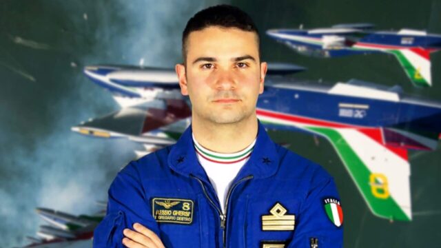 Alessio Ghersi, capitano delle Frecce Tricolori, muore in volo: in fiamme ultraleggero