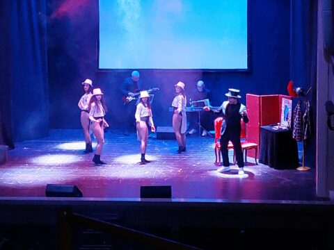Standing ovation per l’eclettico Jury Monaco al Teatro Ricciardi: un vero e proprio show