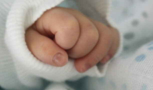 Ultim’ora, neonato di 4 mesi muore a seguito di una caduta accidentale: tragedia in casa