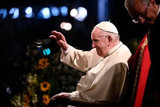 Papa Francesco non prenderà parte alla Via Crucis al Colosseo: ” Troppo freddo”